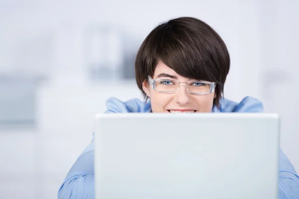 Mulheres atraentes com óculos e um laptop — Fotografia de Stock