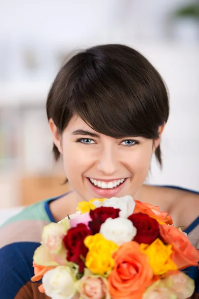 Mulher rindo com rosas — Fotografia de Stock