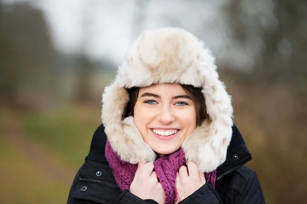 Donna sorridente con cappello di pelliccia — Foto Stock