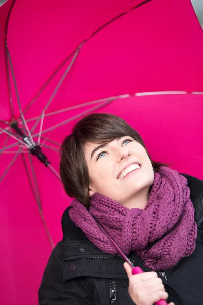 Jeune femme avec parapluie — Photo