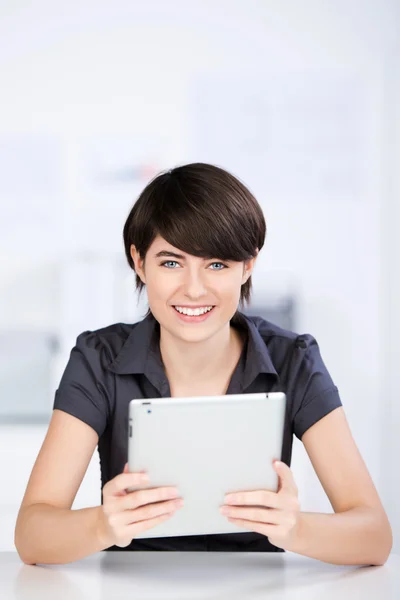 Donna sorridente con un computer tablet — Foto Stock