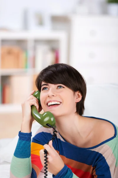 電話で快活な女性 — ストック写真