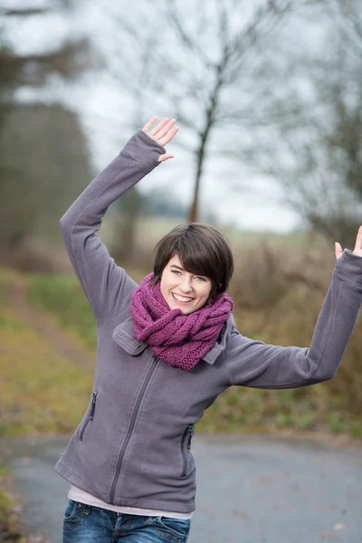 Fille heureuse pendant l'automne — Photo