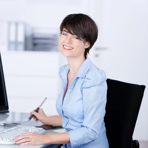 Geschäftsfrau im Büro — Stockfoto