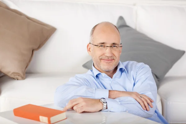 Man in living room — Stock Photo, Image