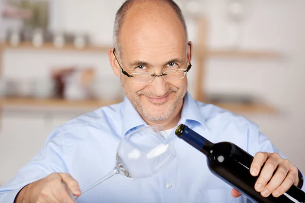 Hombre con vino tinto — Foto de Stock