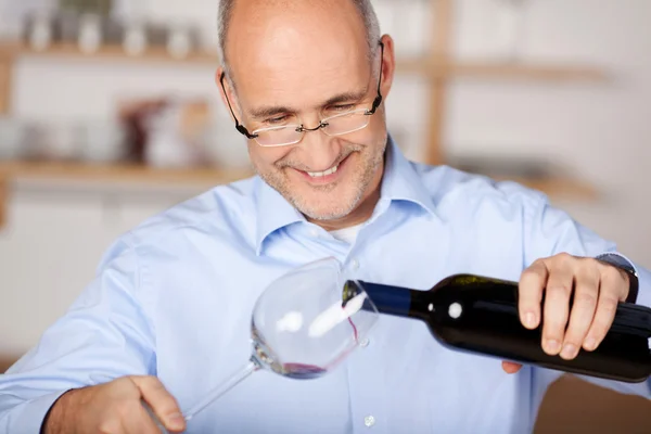 Человек разливает вино — стоковое фото