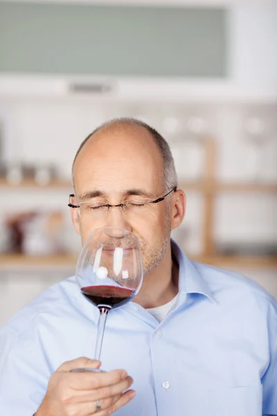 Oliendo una copa de vino tinto — Foto de Stock