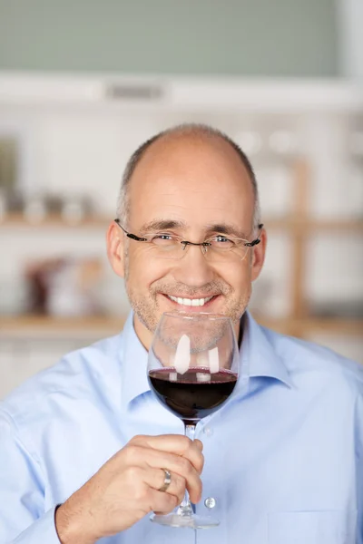 Uomo felice con vino rosso — Foto Stock