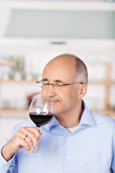 Smelling red wine — Stock Photo, Image