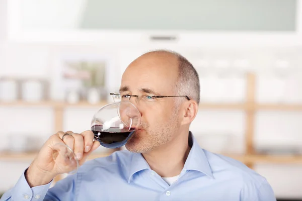 Hombre bebiendo vino tinto — Foto de Stock