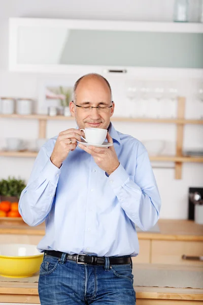 Mann riecht Kaffee — Stockfoto