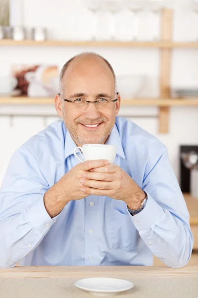 Homme avec tasse dans la cuisine — Photo