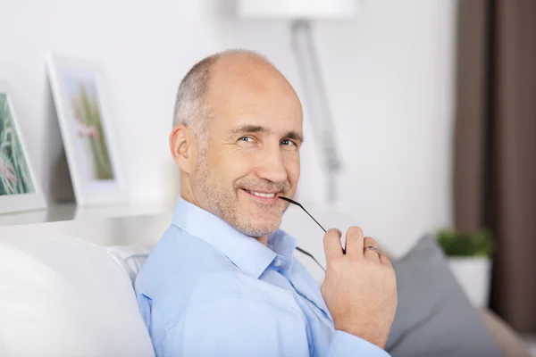 Mature man holding glasses — Stock Photo, Image