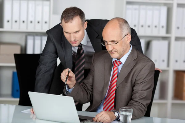 Collega's bespreken informatie — Stockfoto