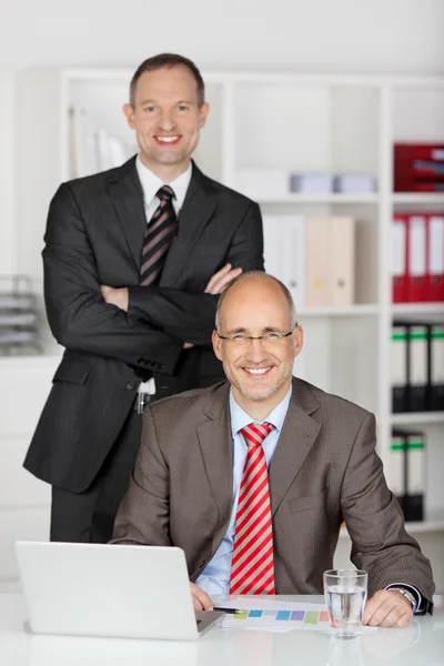 Hombres de negocios sonrientes — Foto de Stock