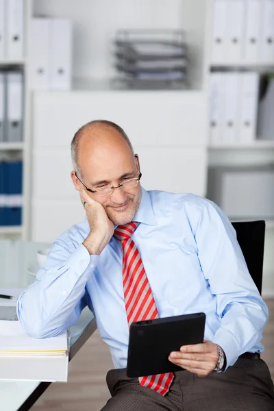 Homem casual com tablet digital — Fotografia de Stock