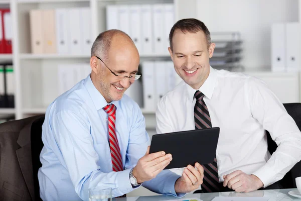 Glückliche Geschäftsleute — Stockfoto