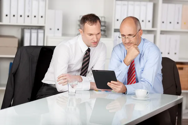 Zwei Geschäftsleute mit digitalem Tablet — Stockfoto