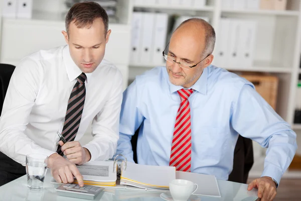 Zwei Geschäftsleute diskutieren — Stockfoto