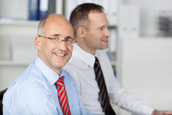 Deux hommes d'affaires dans le bureau — Photo