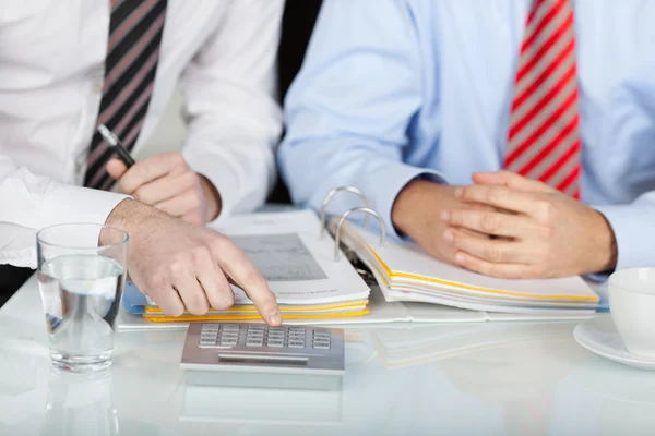 Werken met rekenmachine in office — Stockfoto