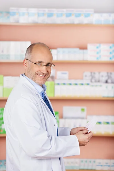 Farmacêutico sorridente na farmácia — Fotografia de Stock