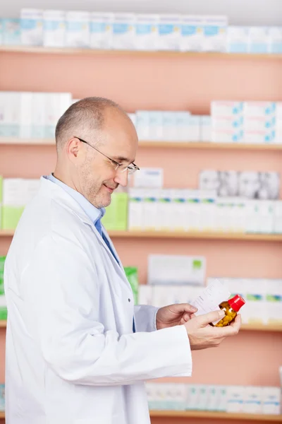 Pharmacien qui choisit un médicament — Photo