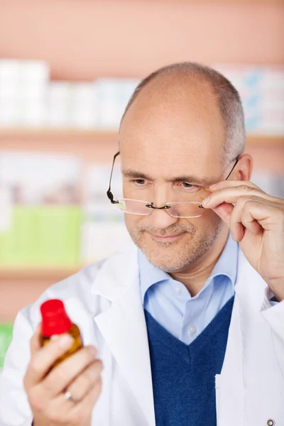 Pharmacist check medicine — Stock Photo, Image