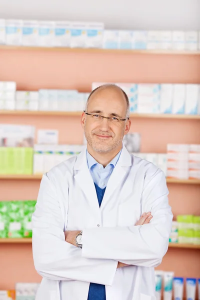 Farmacéutico con brazos cruzados —  Fotos de Stock