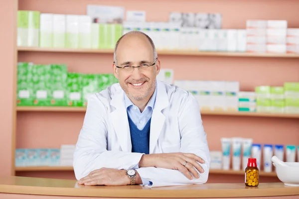 Knappe apotheker in drogisterij — Stockfoto