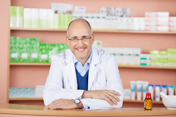 Stilig farmaceut på apotek — Stockfoto