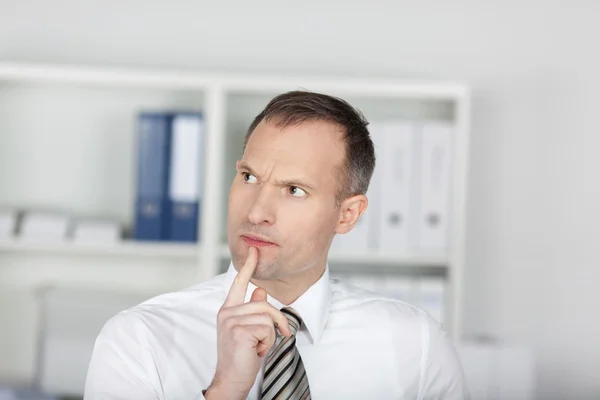 Denkender Geschäftsmann — Stockfoto