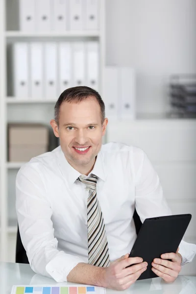 Geschäftsmann mit Ipad — Stockfoto