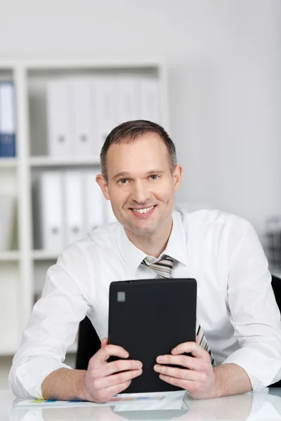 Empresário alegre com tablet digital — Fotografia de Stock