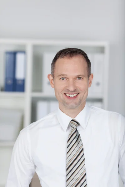 Homme d'affaires souriant au bureau — Photo