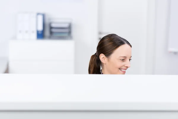 Sorridente donna d'affari in cubicolo — Foto Stock