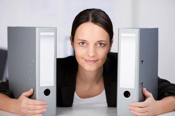 Femme d'affaires avec classeurs au bureau — Photo