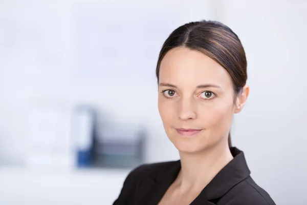 Zakenvrouw in de camera kijken in office — Stockfoto