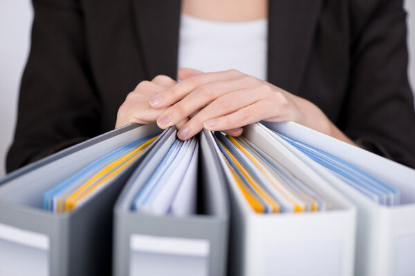 Mujer de negocios con carpetas — Foto de Stock