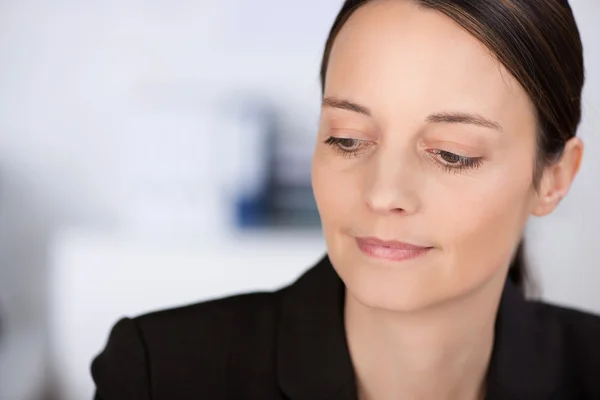 Femme d'affaires confiante regardant en bas dans le bureau — Photo