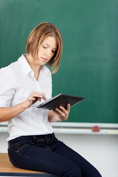 Lehrerin arbeitet an Tablet-PC — Stockfoto