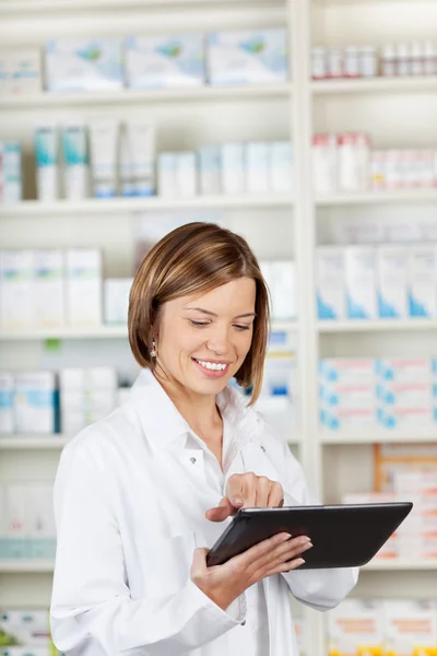 Farmacêutico sorridente usando um tablet-pc — Fotografia de Stock