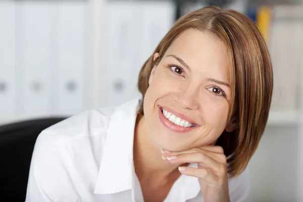 Portret van een vrij lachende vrouw op kantoor — Stockfoto