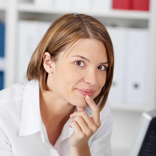 Portrait of a pensive woman — Stock Photo, Image