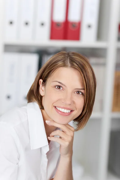 Portrait of a pretty woman at the office — Stock Photo, Image