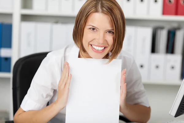 Mulher de negócios sorridente mostrar white paper — Fotografia de Stock