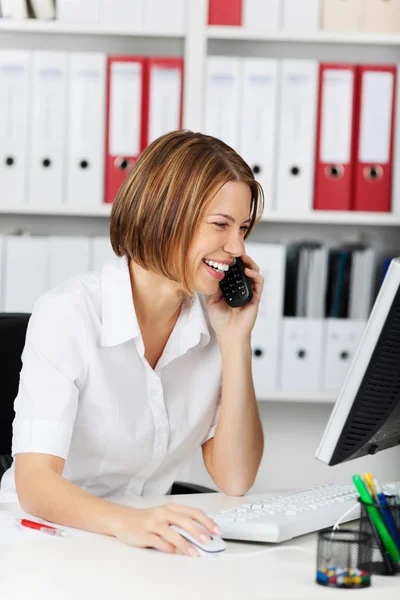 Mujer joven riendo por teléfono — Foto de Stock