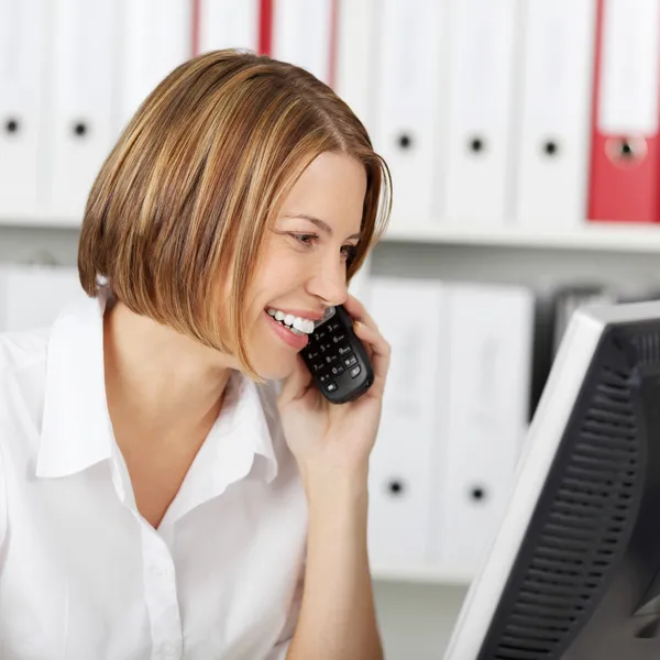 Portret van een lachende vrouw op een telefoon — Stockfoto