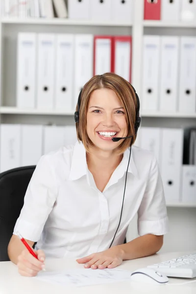 Riéndose joven empresaria hablando en auriculares — Foto de Stock